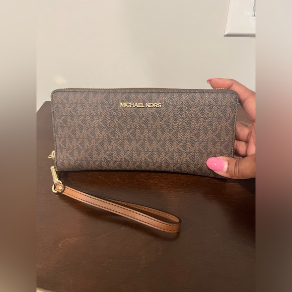 ⭐️ Authentic Michael Kors Large Logo Continental Wallet ⭐️ - Picture 3 of 6